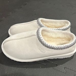 ugh slipper size 9 never worn